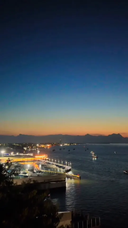 Vista aérea de praia, mar e entorno urbano