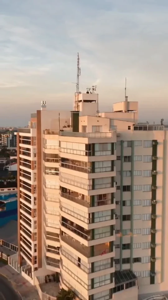 Edifício residencial visto em voo próximo à orla