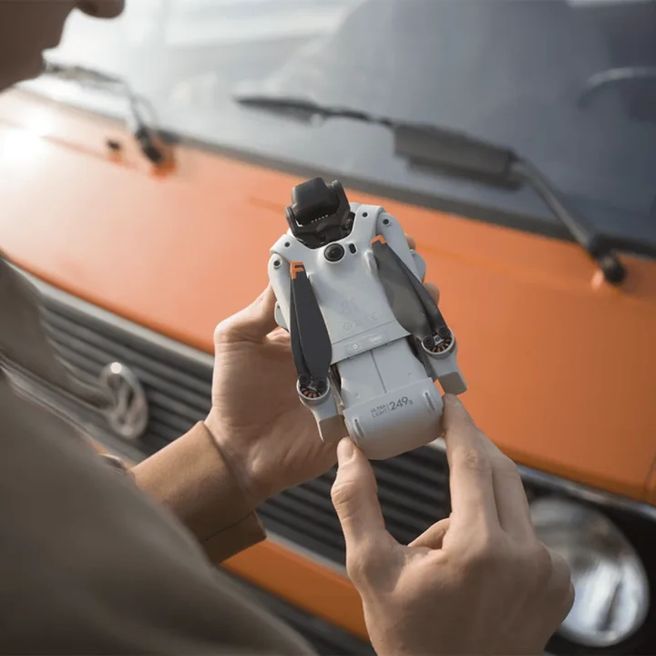 Preparação do drone junto a um veículo antes da captação